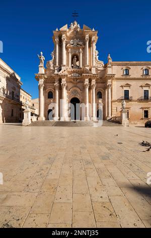 Die Kathedrale von Syrakus (Duomo di Siracusa), früher die Cattedrale metropolitana della Nativita di Maria Santissima, ist eine alte Katholikin Stockfoto