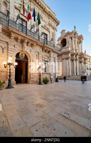 Das Rathaus von Syrakus, der Insel Ortygia. In Piazza Duomo. Sizilien, Italien Stockfoto