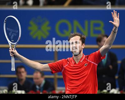 Doha, Katar. 25. Februar 2023. Daniil Medwedev aus Russland feiert den Sieg im Singles-Finale gegen Andy Murray aus Großbritannien bei der ATP250 Qatar Open 2023 in Doha, Katar, 25. Februar 2023. Kredit: Nikku/Xinhua/Alamy Live News Stockfoto