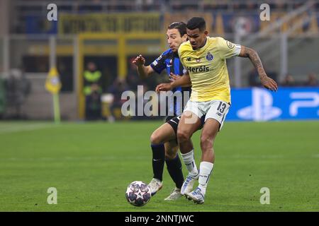 Mailand, Italien. 22. Februar 2023. Italien, Mailand, februar 22 2023: Wenderson Galeno (fc Porto Mittelfeldspieler) kämpft während des Fußballspiels FC INTER vs FC PORTO in der ersten Halbzeit um den Ball. Runde mit 16 1. Beinen UCL 2022-2023 San Siro Stadion (Bild: © Fabrizio Andrea Bertani/Pacific Press via ZUMA Press Wire) NUR REDAKTIONELLE VERWENDUNG! Nicht für den kommerziellen GEBRAUCH! Stockfoto