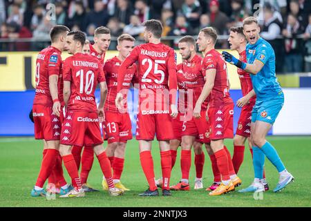 Warschau, Polen. 24. Februar 2023. Team von Widzew Lodz, das während des Spiels der polnischen PKO Ekstraklasa League zwischen Legia Warszawa und Widzew Lodz im Marschall Jozef Pilsudski Legia Warsaw Municipal Stadium gesehen wurde. Endstand: Legia Warszawa 2:2 Widzew Lodz. Kredit: SOPA Images Limited/Alamy Live News Stockfoto