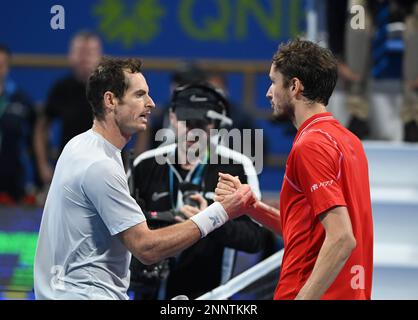 Doha, Katar. 25. Februar 2023. Daniil Medvedev (R) aus Russland gibt Andy Murray aus Großbritannien nach dem Singles-Finale bei der ATP250 Qatar Open 2023 in Doha, Katar, 25. Februar 2023 die Hand. Kredit: Nikku/Xinhua/Alamy Live News Stockfoto