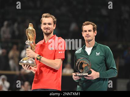 Doha, Katar. 25. Februar 2023. Daniil Medvedev (L) aus Russland und Andy Murray aus Großbritannien nehmen an der Verleihungszeremonie nach dem Singles-Finale bei der ATP250 Qatar Open 2023 in Doha, Katar, 25. Februar 2023 Teil. Kredit: Nikku/Xinhua/Alamy Live News Stockfoto