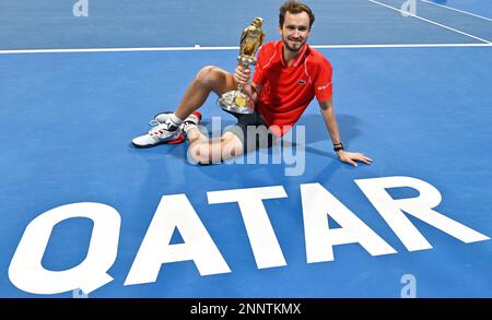 Doha, Katar. 25. Februar 2023. Daniil Medwedev aus Russland posiert mit der Trophäe, nachdem er das Singles-Finale gegen Andy Murray aus Großbritannien bei der ATP250 Qatar Open 2023 in Doha, Katar, am 25. Februar 2023 gewonnen hat. Kredit: Nikku/Xinhua/Alamy Live News Stockfoto