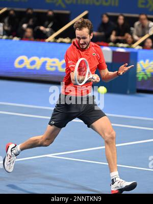 Doha, Katar. 25. Februar 2023. Daniil Medwedev aus Russland kehrt während des Singles-Finales gegen Andy Murray aus Großbritannien bei der ATP250 Qatar Open 2023 in Doha, Katar, am 25. Februar 2023 zurück. Kredit: Nikku/Xinhua/Alamy Live News Stockfoto