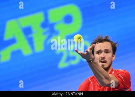 Doha, Katar. 25. Februar 2023. Daniil Medwedev aus Russland sitzt während des Singles-Finales gegen Andy Murray aus Großbritannien bei der ATP250 Qatar Open 2023 in Doha, Katar, am 25. Februar 2023. Kredit: Nikku/Xinhua/Alamy Live News Stockfoto