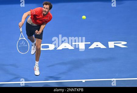 Doha, Katar. 25. Februar 2023. Daniil Medwedev aus Russland sitzt während des Singles-Finales gegen Andy Murray aus Großbritannien bei der ATP250 Qatar Open 2023 in Doha, Katar, am 25. Februar 2023. Kredit: Nikku/Xinhua/Alamy Live News Stockfoto