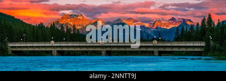 Banff Bow River Bridge über dem Bow River in den kanadischen Rockies bei Sonnenuntergang, Banff, Alberta, Kanada Stockfoto