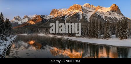 Der Bow River fließt durch die verschneite Berglandschaft in Canmore, Alberta, Kanada Stockfoto