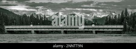 Schwarzweißblick auf die Banff Bow River Bridge über den Bow River in den kanadischen Rockies, Banff, Alberta, Kanada Stockfoto