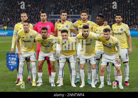 Mailand, Italien. 22. Februar 2023. Italien, Mailand, februar 22 2023: Startschuss des FC Porto im Center Field für ein Teamfoto während des Fußballspiels FC INTER vs FC PORTO, Runde mit 16 1. Beinen UCL 2022-2023 San Siro Stadion (Foto: Fabrizio Andrea Bertani/Pacific Press) (Kreditbild: © Fabrizio Andrea Bertani/Pacific Press via ZUMA Press Wire) NUR REDAKTIONELLE VERWENDUNG! Nicht für den kommerziellen GEBRAUCH! Stockfoto