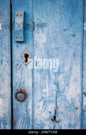 Alte rostige blaue Tür vom Landhaus Stockfoto