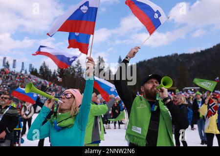 Planica, Slowenien. 25. Februar 2023. Slowenische Fans jubeln ihr Team bei der FIS Nordic World Ski Championships 43. in Planica, Slowenien, am 25. Februar 2023 an. Kredit: Zeljko Stevanic/Xinhua/Alamy Live News Stockfoto