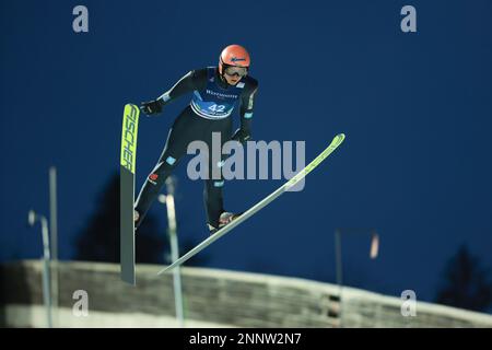 Planica, Slowenien. 25. Februar 2023. Karl Geiger aus Deutschland tritt beim Men's Ski Jumping Normal Hill bei der FIS Nordic World Ski Championships 43. in Planica, Slowenien, am 25. Februar 2023 an. Kredit: Zeljko Stevanic/Xinhua/Alamy Live News Stockfoto