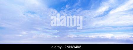Weiße Wolken gegen blauen Himmel Stockfoto