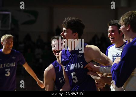 St. Thomas - Minnesota Tommies Forward Parker Bjorklund (5) und Teamkollegen bereiten sich auf den Beginn eines NCAA Männer Basketballspiels zwischen den St. Thomas Minnesota Tommies und die University of North Dakota Fighting Hawks im Betty Engelstad Sioux Center in Grand Forks, ND, am Samstag, den 25. Februar 2023. Foto: Russell Hons/CSM Stockfoto