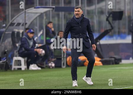 Mailand, Italien. 22. Februar 2023. Italien, Mailand, februar 22 2023: Sergio Conceicao (FC Porto Manager) gibt in der ersten Hälfte während des Fußballspiels FC INTER vs FC PORTO Ratschläge, Runde mit 16 1. Beinen UCL 2022-2023 San Siro Stadion (Foto: Fabrizio Andrea Bertani/Pacific Press) (Kreditbild: © Fabrizio Andrea Bertani/Pacific Press via ZUMA Press Wire) NUR REDAKTIONELLE VERWENDUNG! Nicht für den kommerziellen GEBRAUCH! Stockfoto