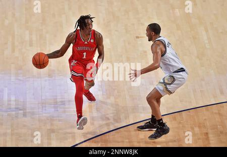 Atlanta, GA, USA. 25. Februar 2023. Mike James, Wächter der Louisville Cardinals, schaut sich während der ersten Hälfte eines Basketballspiels der NCAA-Universität im McCamish Pavilion in Atlanta, GA, um einen Verteidiger der Georgia Tech Yellow Jackets. Austin McAfee/CSM/Alamy Live News Stockfoto