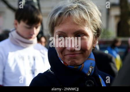 London, Großbritannien. 25. Februar 2023. Marina Litwinenko, die Ehefrau des ehemaligen russischen Spions Alexander Litwinenko, nimmt an einer Demonstration Teil, die von der Russischen Demokratischen Gesellschaft außerhalb der russischen Botschaft in Zentral-London nach dem ersten Jahrestag der russischen Invasion der Ukraine in Solidarität mit der Ukraine organisiert wurde. Kredit: SOPA Images Limited/Alamy Live News Stockfoto