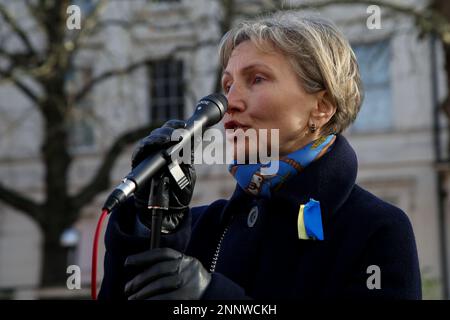 London, Großbritannien. 25. Februar 2023. Marina Litwinenko, die Ehefrau des ehemaligen russischen Spions Alexander Litwinenko, spricht auf einer Demonstration, die von der Russischen Demokratischen Gesellschaft außerhalb der russischen Botschaft in Zentral-London in Solidarität mit der Ukraine nach dem ersten Jahrestag der russischen Invasion in der Ukraine organisiert wurde. Kredit: SOPA Images Limited/Alamy Live News Stockfoto