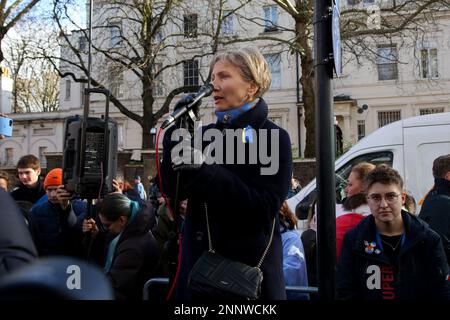 London, Großbritannien. 25. Februar 2023. Marina Litwinenko, die Ehefrau des ehemaligen russischen Spions Alexander Litwinenko, spricht auf einer Demonstration, die von der Russischen Demokratischen Gesellschaft außerhalb der russischen Botschaft in Zentral-London in Solidarität mit der Ukraine nach dem ersten Jahrestag der russischen Invasion in der Ukraine organisiert wurde. Kredit: SOPA Images Limited/Alamy Live News Stockfoto