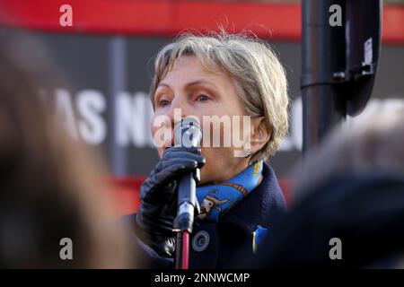 London, Großbritannien. 25. Februar 2023. Marina Litwinenko, die Ehefrau des ehemaligen russischen Spions Alexander Litwinenko, spricht auf einer Demonstration, die von der Russischen Demokratischen Gesellschaft außerhalb der russischen Botschaft in Zentral-London in Solidarität mit der Ukraine nach dem ersten Jahrestag der russischen Invasion in der Ukraine organisiert wurde. Kredit: SOPA Images Limited/Alamy Live News Stockfoto