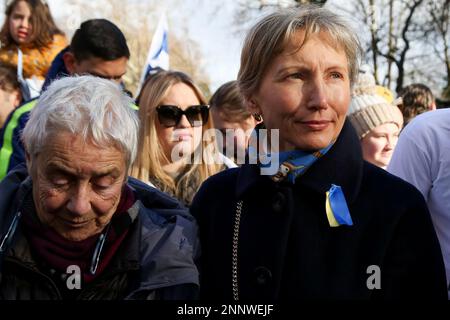 London, Großbritannien. 25. Februar 2023. Marina Litwinenko, die Ehefrau des ehemaligen russischen Spions Alexander Litwinenko, nimmt an einer Demonstration Teil, die von der Russischen Demokratischen Gesellschaft außerhalb der russischen Botschaft in Zentral-London nach dem ersten Jahrestag der russischen Invasion der Ukraine in Solidarität mit der Ukraine organisiert wurde. (Foto: Steve Taylor/SOPA Images/Sipa USA) Guthaben: SIPA USA/Alamy Live News Stockfoto