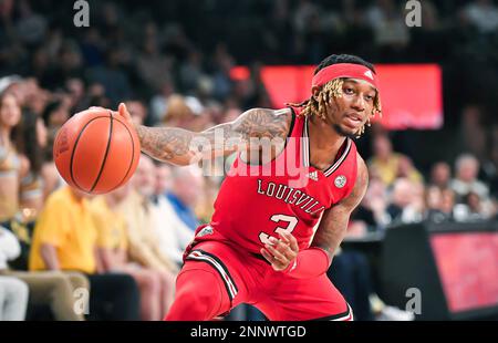 Atlanta, GA, USA. 25. Februar 2023. El Ellias, Wächter der Louisville Cardinals, untersucht den Platz während der ersten Hälfte eines Basketballspiels der NCAA-Universität gegen die Georgia Tech Yellow Jackets im McCamish Pavilion in Atlanta, GA. Austin McAfee/CSM/Alamy Live News Stockfoto