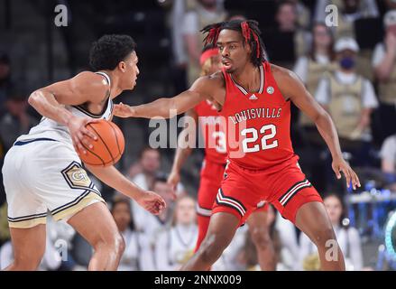 Atlanta, GA, USA. 25. Februar 2023. Louisville Cardinals Forward Kamari Lands bewacht einen Spieler der Georgia Tech Yellow Jackets während der ersten Hälfte eines Basketballspiels des NCAA College im McCamish Pavilion in Atlanta, GA. Austin McAfee/CSM/Alamy Live News Stockfoto