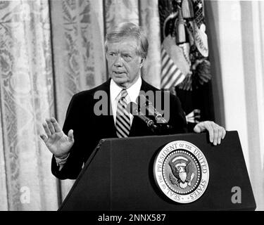 US-Präsident Jimmy Carter veranstaltet am 4. August 1980 eine Pressekonferenz im East Room des Weißen Hauses in Washington, DC. Der Präsident sprach über den Skandal um seinen Bruder Billy. Carter sagte, es gebe keine Untreue in den Aktivitäten seines Bruders und bestand darauf, dass weder er noch irgendein Mitglied seiner Verwaltung irgendwelche Gesetze brechen. Der Präsident sagte weiter, sein Bruder habe versucht, die amerikanischen Geiseln, die im Iran festgehalten werden, durch seine Beziehungen zu den Libyer zu befreien.ein Lob: Benjamin E. 'Gene' Forte / CNP / MediaPunch Stockfoto