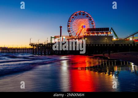 Riesenrad und Santa Monica Pier bei Sonnenuntergang, Santa Monica, Kalifornien, USA Stockfoto