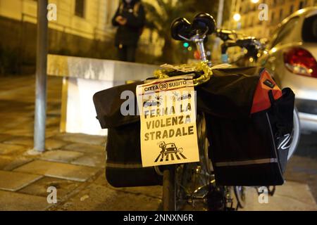 Salerno, Salerno, Italien. 25. Februar 2023. Eine Blitzschweige und Aufmerksamkeit gegenüber Autofahrern. Mitglieder des italienischen Umwelt- und Fahrradverbands (Teil von Salerno) nahmen am Nationalfeiertag von #bastamortinstrada (Keine weiteren Todesfälle auf der Straße) Teil. Auf nationaler Ebene sollte eine Geschwindigkeitsbegrenzung von 30 km/h in städtischen Zentren vorgeschrieben werden, um den Tod von Fußgängern zu verhindern, die Fußgängerwege überqueren. Sie zeigten eine weiße Silhouette und weiße Zeichen mit einem roten Kreis und der Zahl 30. (Kreditbild: © Pasquale Senatore/Pacific Press via ZUMA Press Wire) EDITORIAL Stockfoto