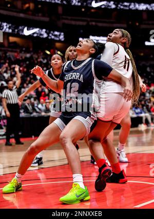 25. Februar 2023 Anaheim, CA.Etiwanda (11) Kennedy Smith verteidigt sich während des CIF-SS Girls Open DIV Basketball Championship Game, als der Sierra Canyon (12) Juju Watkins sich erholt. Sierra Canyon gegen Etiwanda. Louis Lopez/Modern Exposure/Cal Sport Media Stockfoto