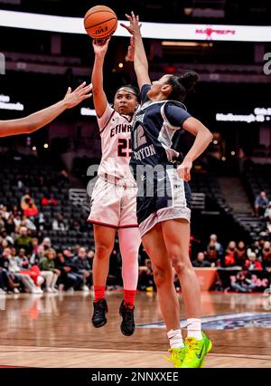 25. Februar 2023 Anaheim, CA.Etiwanda (25) Aliyahna Morris schießt während des CIF-SS Girls Open DIV Basketball Championship Game über dem Sierra Canyon (12) Juju Watkins. Sierra Canyon gegen Etiwanda. Louis Lopez/Modern Exposure/Cal Sport Media Stockfoto