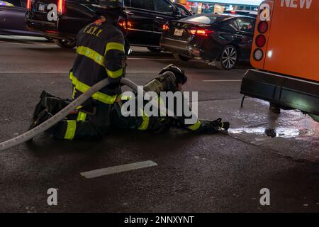 New York, New York, USA. 24. Februar 2023. (NEU) Tour Bus Bremsen Feuer. 24. Februar 2023, New York, New York, USA: F.D.N.Y. Feuerwehrleute am Schauplatz eines Tourbusses haben am Times Square am 24. Februar 2023 in New York City Feuer durch Überhitzung gebremst. (Kreditbild: © M10s/TheNEWS2 via ZUMA Press Wire) NUR REDAKTIONELLE VERWENDUNG! Nicht für den kommerziellen GEBRAUCH! Stockfoto