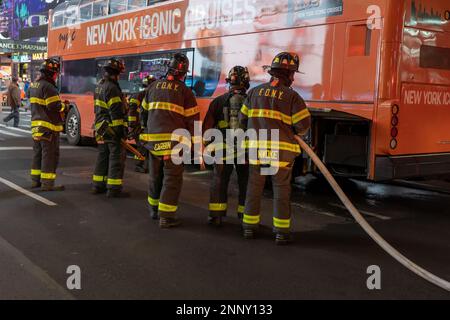 New York, New York, USA. 24. Februar 2023. (NEU) Tour Bus Bremsen Feuer. 24. Februar 2023, New York, New York, USA: F.D.N.Y. Feuerwehrleute am Schauplatz eines Tourbusses haben am Times Square am 24. Februar 2023 in New York City Feuer durch Überhitzung gebremst. (Kreditbild: © M10s/TheNEWS2 via ZUMA Press Wire) NUR REDAKTIONELLE VERWENDUNG! Nicht für den kommerziellen GEBRAUCH! Stockfoto