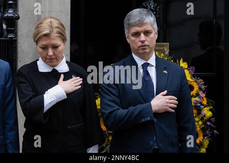 London, Großbritannien. 24. Februar 2023. Der ukrainische Botschafter im Vereinigten Königreich, Vadym Prystaiko, und seine Frau Inna Prystaiko halten vor der Downing Street 10 eine Schweigeminute ein. Die Welt begeht den einjährigen Jahrestag der massiven russischen Invasion der Ukraine. (Foto: Tejas Sandhu/SOPA Images/Sipa USA) Guthaben: SIPA USA/Alamy Live News Stockfoto