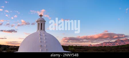 Kuppel der Mission San Jose de Tumacacori mit den Santa Rita Mountains bei Sonnenuntergang, Tumacacori National Historical Park, Arizona, USA Stockfoto