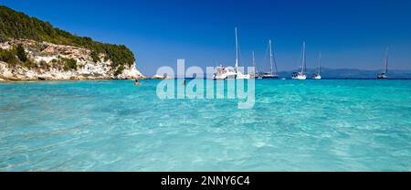 Wellen im Meer und Segelboote in Lakka Bay, Paxos, Ionische Inseln, Griechenland Stockfoto