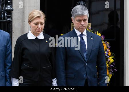 London, Großbritannien. 24. Februar 2023. Der ukrainische Botschafter im Vereinigten Königreich, Vadym Prystaiko, und seine Frau Inna Prystaiko halten vor der Downing Street 10 eine Schweigeminute ein. Die Welt begeht den einjährigen Jahrestag der massiven russischen Invasion der Ukraine. Kredit: SOPA Images Limited/Alamy Live News Stockfoto