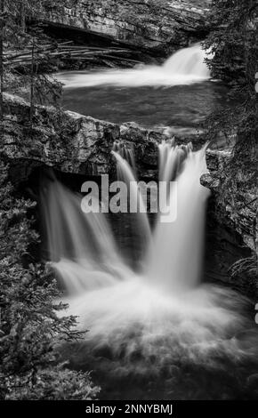 Malerische Landschaft mit Wasserfall, Johnston Creek Canyon, Alberta, Kanada Stockfoto