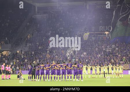 ORLANDO, Florida – 25. Februar stellen sich beide Teams während des Spiels zwischen Orlando City und den NY Red Bulls am 25. Februar 2023 im Exploria Stadium in Orlando, Florida, auf. (Foto: Aaron Litz/PxImages) Stockfoto