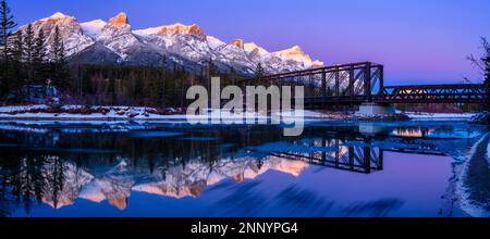 Mount Rundle und Eisenbahnbrücke über den Bow River, Canmore, Alberta, Kanada Stockfoto