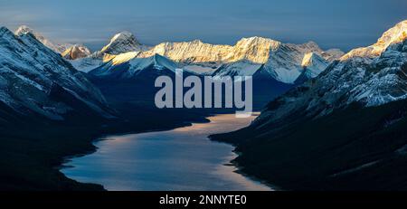 Spray Lake, Mt. Nestor und Goat Mountain, Canmore, Alberta, Kanada Stockfoto