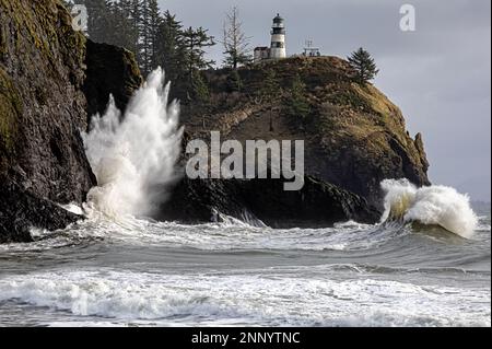 WA23105-00... WASHINGTON - die ankommende Welle stürzt auf die Klippe und die abgehende Welle und eine weitere ankommende Welle, die aufeinander trifft. Stockfoto