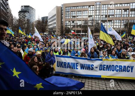 Brüssel, Belgien. 25. Februar 2023. Demonstranten halten während einer Demonstration anlässlich des einjährigen Jubiläums der russischen Invasion der Ukraine in Brüssel ein Banner mit der Aufschrift "Ukraine gewinnt Demokratie gewinnt". (Kreditbild: © Valeria Mongelli/ZUMA Press Wire) NUR REDAKTIONELLE VERWENDUNG! Nicht für den kommerziellen GEBRAUCH! Stockfoto