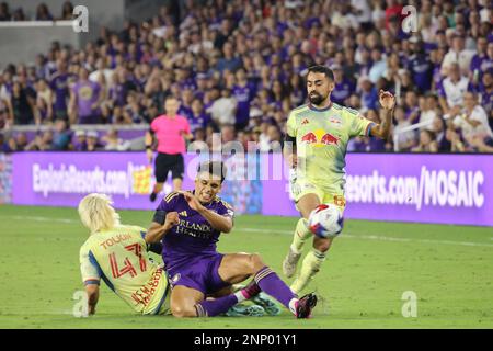 25. Februar 2023, Orlando City, Orlando/FL, USA: ORLANDO, FL - am 25. Februar treffen drei Spieler während des Spiels zwischen Orlando City und den NY Red Bulls am 25. Februar 2023 im Exploria Stadium in Orlando, Florida, zusammen. (Kreditbild: © Aaron Litz/PX Imagens via ZUMA Press Wire) NUR REDAKTIONELLE VERWENDUNG! Nicht für den kommerziellen GEBRAUCH! Stockfoto