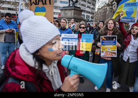 Barcelona, Spanien. 25. Februar 2023. Während des marsches des russischen Volkes gegen den Krieg in der Ukraine spricht ein Demonstrante über ein Megafon. Die russische Diaspora in Barcelona marschierte am ersten Jahrestag des russisch-ukrainischen Krieges, um den von Wladimir Putin 2022 ausgelösten Krieg anzuprangern. Kredit: SOPA Images Limited/Alamy Live News Stockfoto