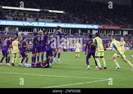 25. Februar 2023, Orlando City, Orlando/FL, USA: ORLANDO, FL - 25. Februar die Teams stellen sich während eines Schießballs während des Spiels zwischen Orlando City und den NY Red Bulls am 25. Februar 2023 im Exploria Stadium in Orlando, Florida, auf. (Kreditbild: © Aaron Litz/PX Imagens via ZUMA Press Wire) NUR REDAKTIONELLE VERWENDUNG! Nicht für den kommerziellen GEBRAUCH! Stockfoto