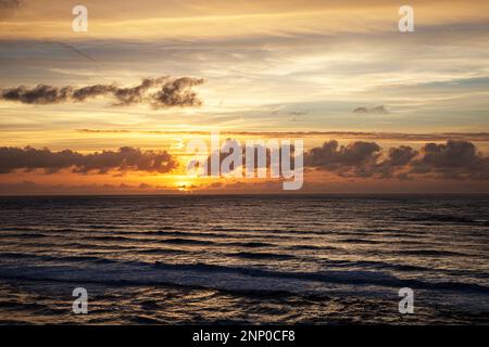 WA23118-00...WASHINGTON - Sonnenuntergang über dem Pazifik von North Head im Cape Disappointment State Park. Stockfoto
